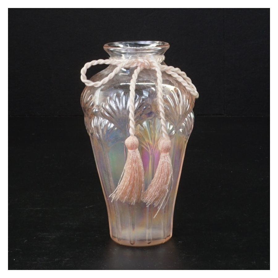 Glasvase med flettet pynt og kvaste (str. 12 x 7 cm)