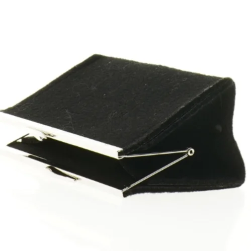 Broderet stofpung med metal lukning fra Goshico (str. 16 x 11 x 7 cm)