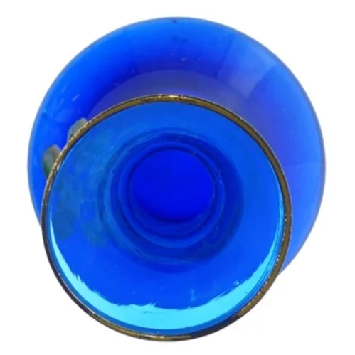 Blå glasvase med guldkant og blomsterdekoration (str. H. 18 cm)