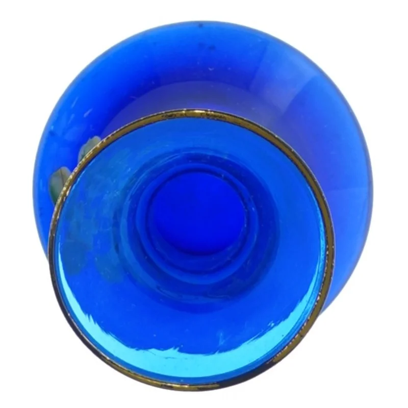 Blå glasvase med guldkant og blomsterdekoration (str. H. 18 cm)