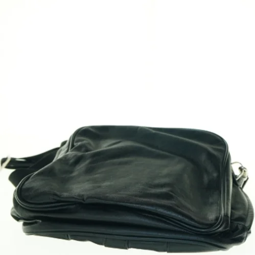 Sort skuldertaske i læder (str. 30 x 34 cm)