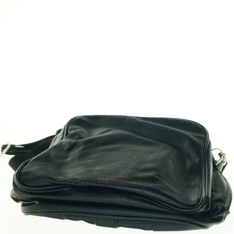 Sort skuldertaske i læder (str. 30 x 34 cm)