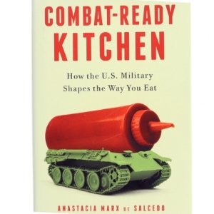 Combat-Ready Kitchen, How the U.S  Military shapes the Way you eat af Anastacia Marx de Salcedo (Bog)