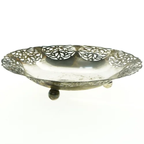 Sølvfarvet fad med gennembrudt kant (str. 24 x 6 cm)