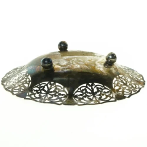 Sølvfarvet fad med gennembrudt kant (str. 24 x 6 cm)