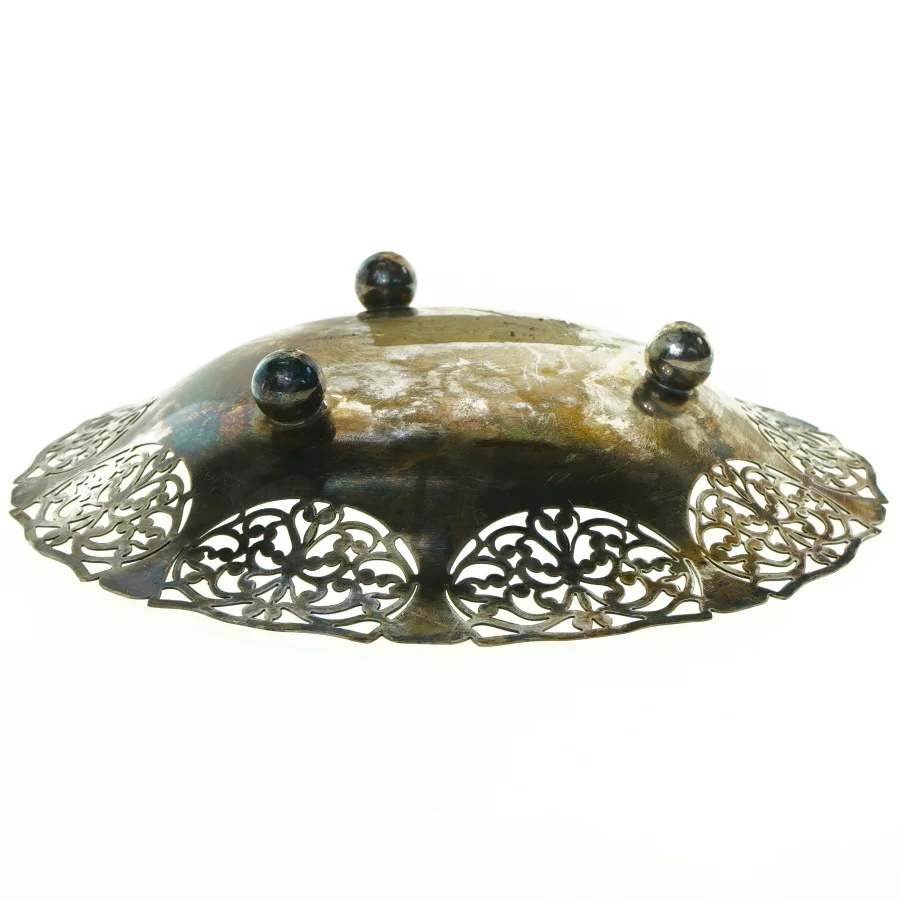 Sølvfarvet fad med gennembrudt kant (str. 24 x 6 cm)