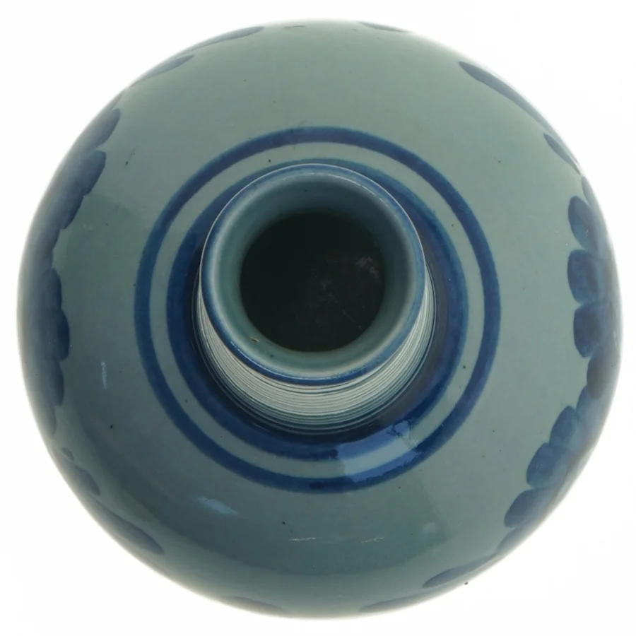 Aksini Keramisk vase med blåt blomstermønster (str. Ø. 4,5 cm. længde. 22 cm)