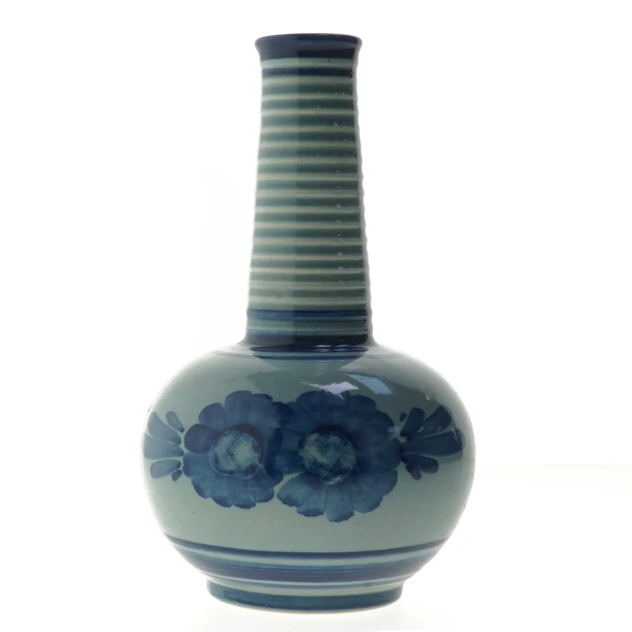 Aksini Keramisk vase med blåt blomstermønster (str. Ø. 4,5 cm. længde. 22 cm)