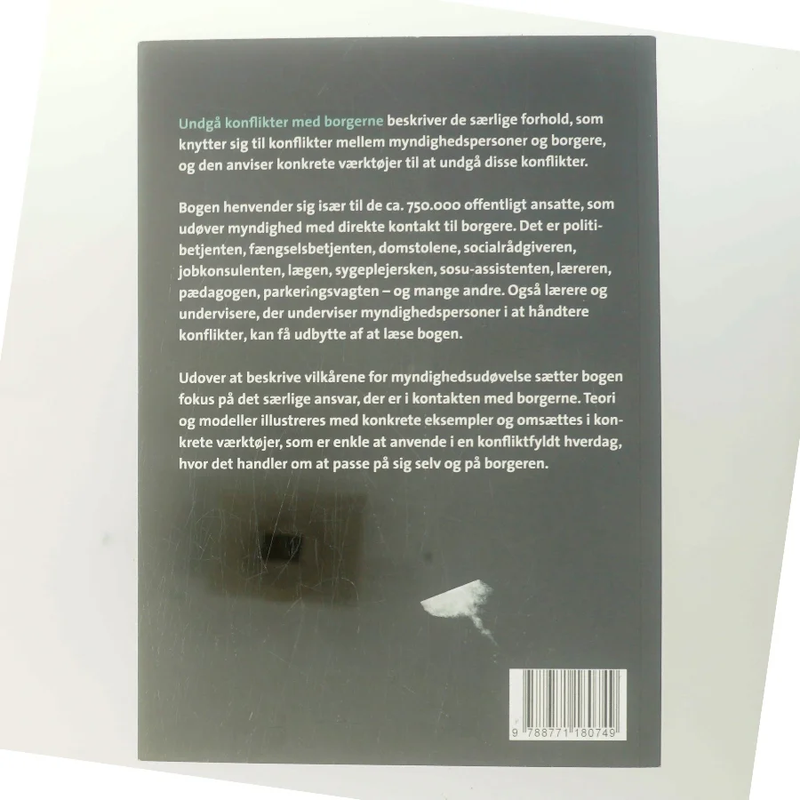 Undgå konflikter med borgerne : konfliktværktøjer for offentligt ansatte (myndighedsudøvere) af Merete Hessel (f. 1957) (Bog)