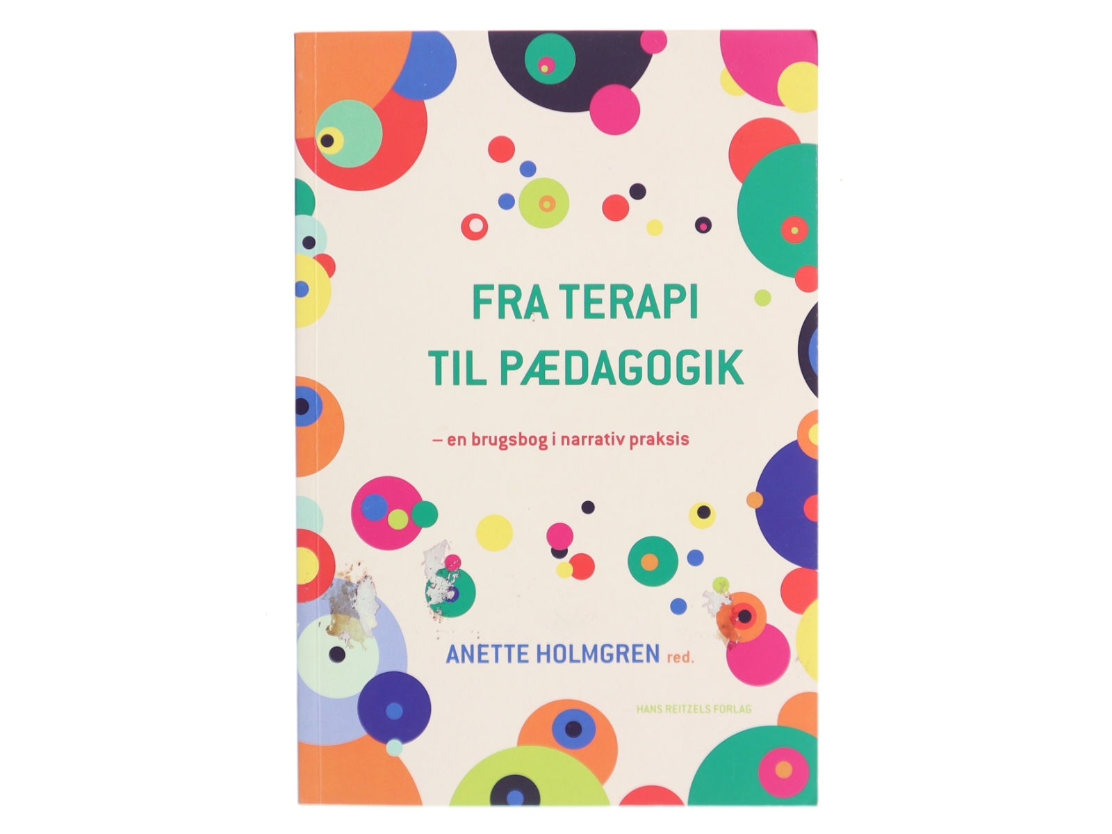 Fra terapi til pædagogik : en brugsbog i narrativ praksis af Anette Holmgren (Bog)