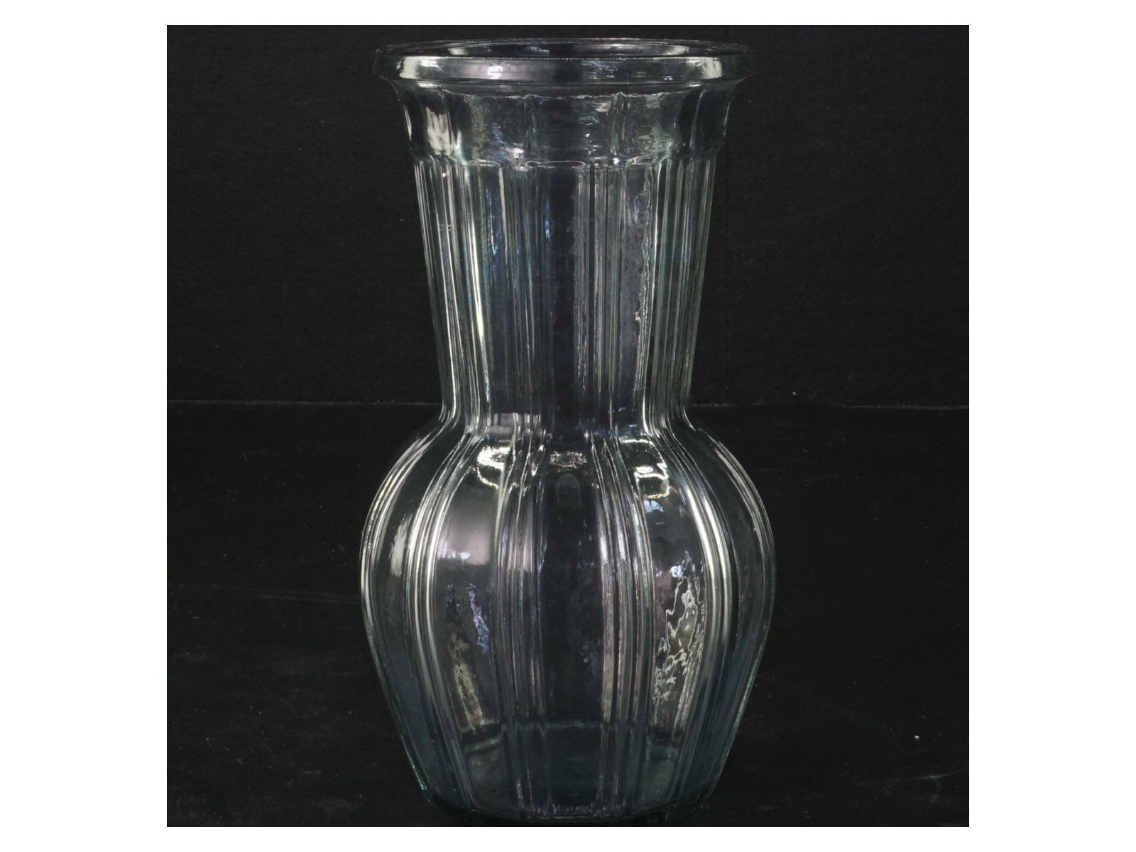 Blomstervase/hospitalsvase, Holmegaard. Presset glasvase nr. 7998 fra Holmegaard Glasværk