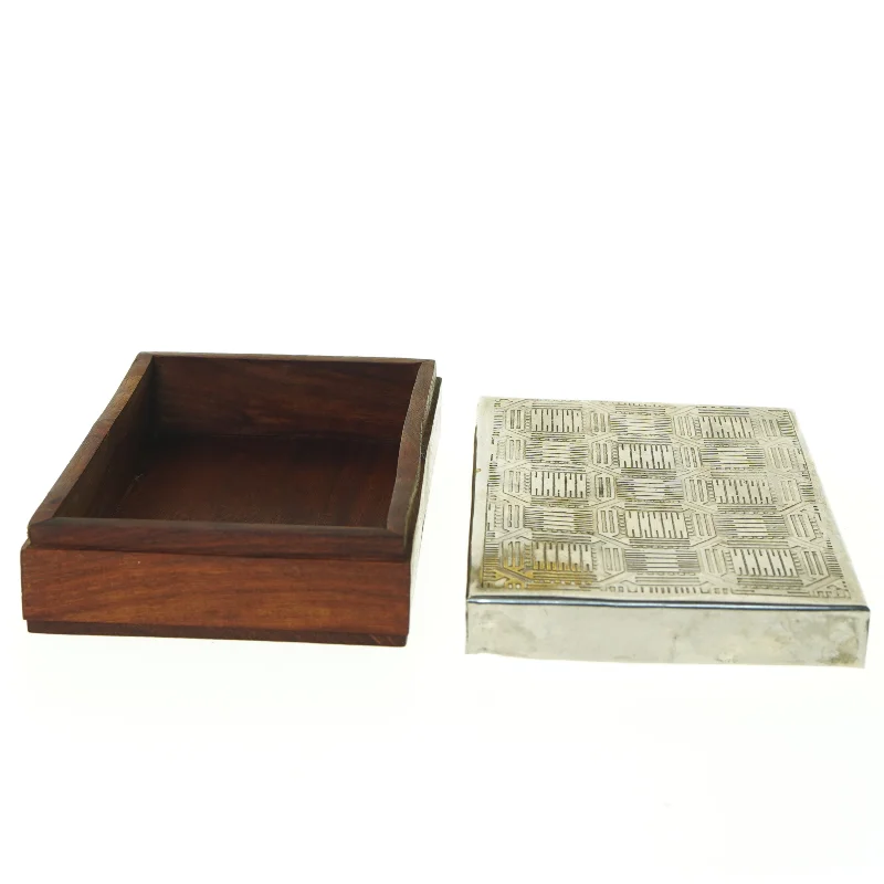 Ældre trææske med ciseleret metal låg (str. 10 x 15 cm)