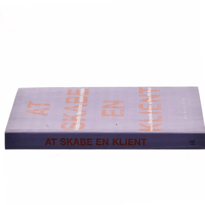 At skabe en klient : institutionelle identiteter i socialt arbejde (Bog)