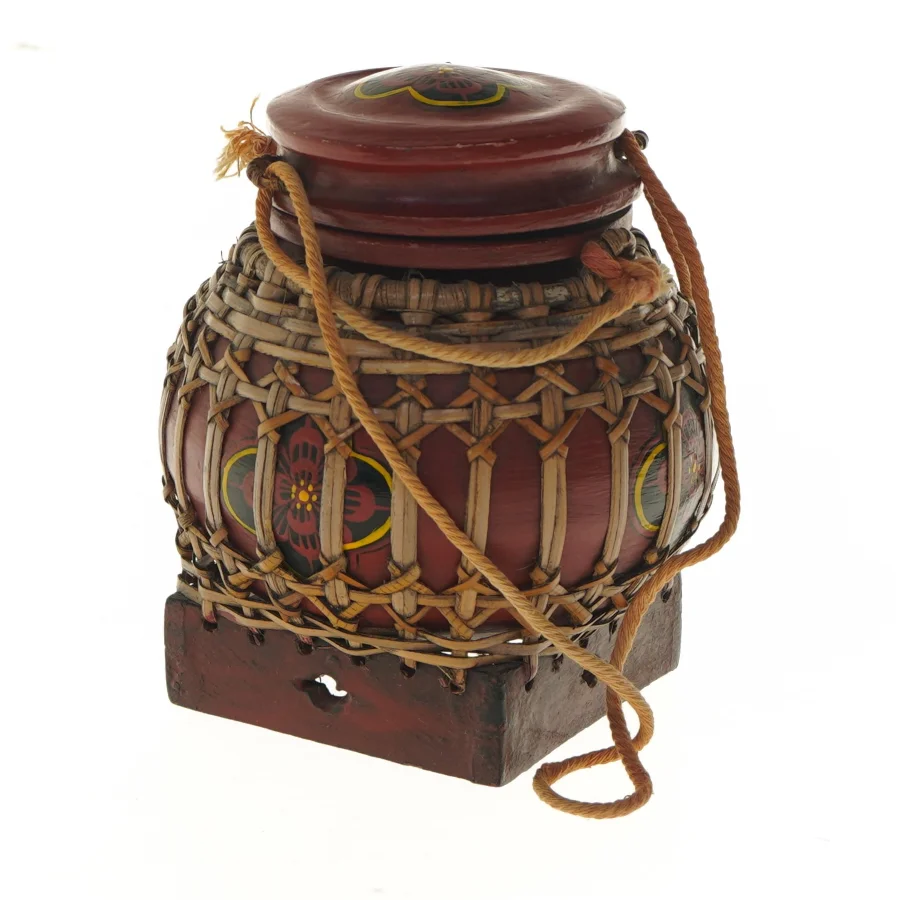 Smuk og dekorativ gammel asiatisk risspand med låg. Beholder (str. 17 cm)