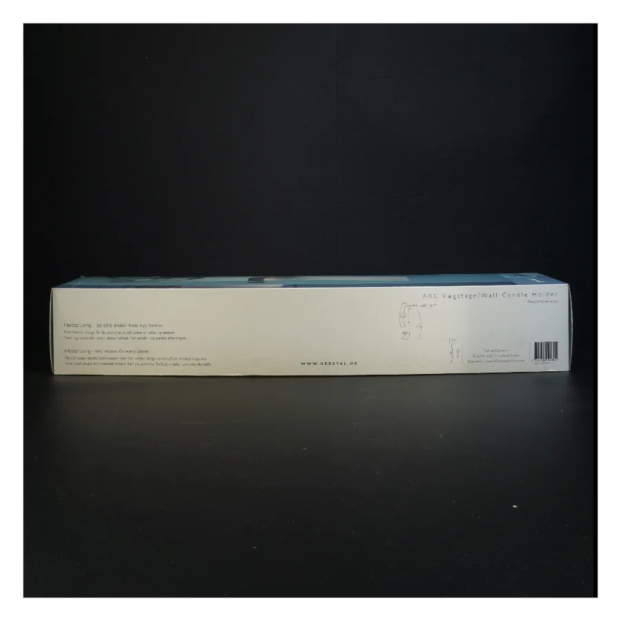 Væglysestage Arc fra Herstal i rustfrit stål (str. Kasse 58 x 12 og en halv cm)