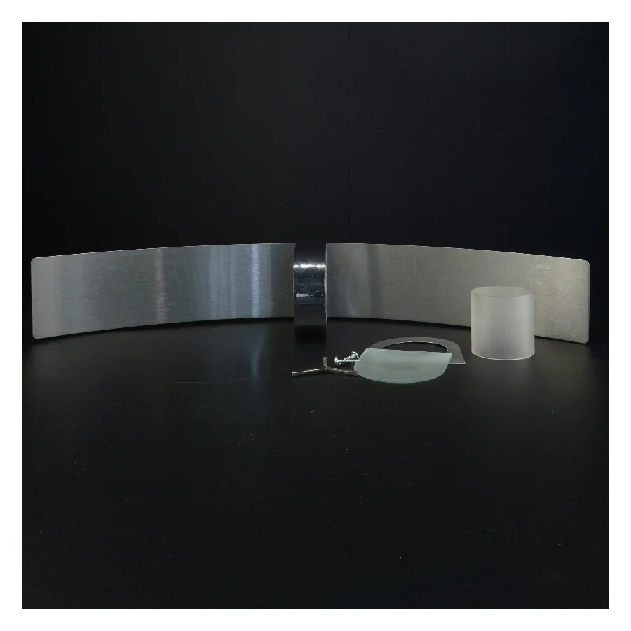 Væghængt lyseholder Arc i rustfrit stål fra Herstal komplet (str. 51 x 8 cm)