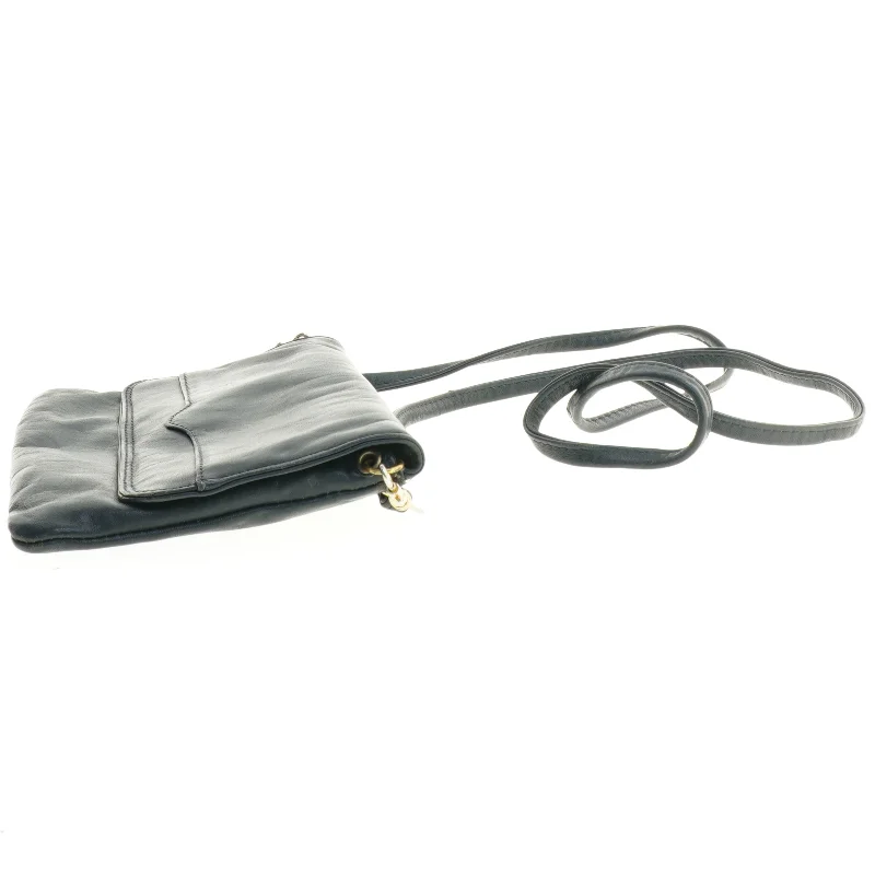 Sort Crossbody skuldertaske i blød glat læder med aftagelig og indstillelig rem (str. 22 x 14 cm)