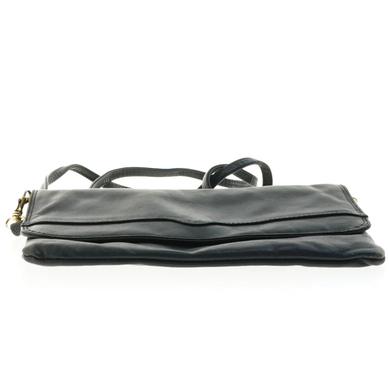 Sort Crossbody skuldertaske i blød glat læder med aftagelig og indstillelig rem (str. 22 x 14 cm)