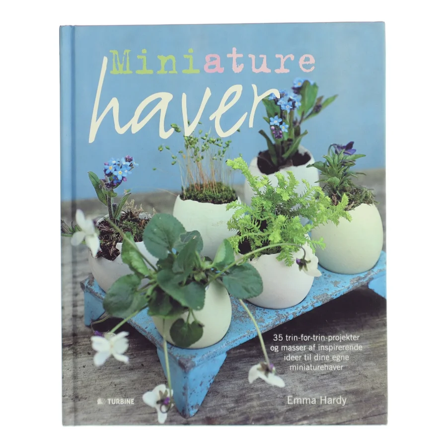 Miniaturehaver : 35 sjove og inspirerende trin-for-trin-projekter til miniature-gartneren, lige fra spiselige vækster i potter, en fehave til børnene og et stilfuldt bregneterrarium til blomster i farverige, flettede indkøbskurve af Emma Hardy (Bog)