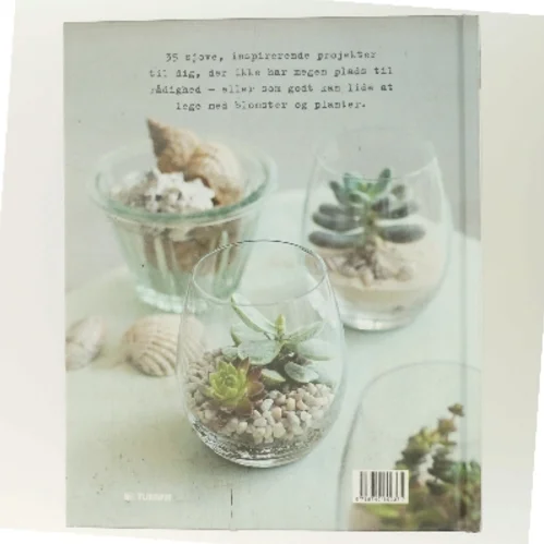 Miniaturehaver : 35 sjove og inspirerende trin-for-trin-projekter til miniature-gartneren, lige fra spiselige vækster i potter, en fehave til børnene og et stilfuldt bregneterrarium til blomster i farverige, flettede indkøbskurve af Emma Hardy (Bog)