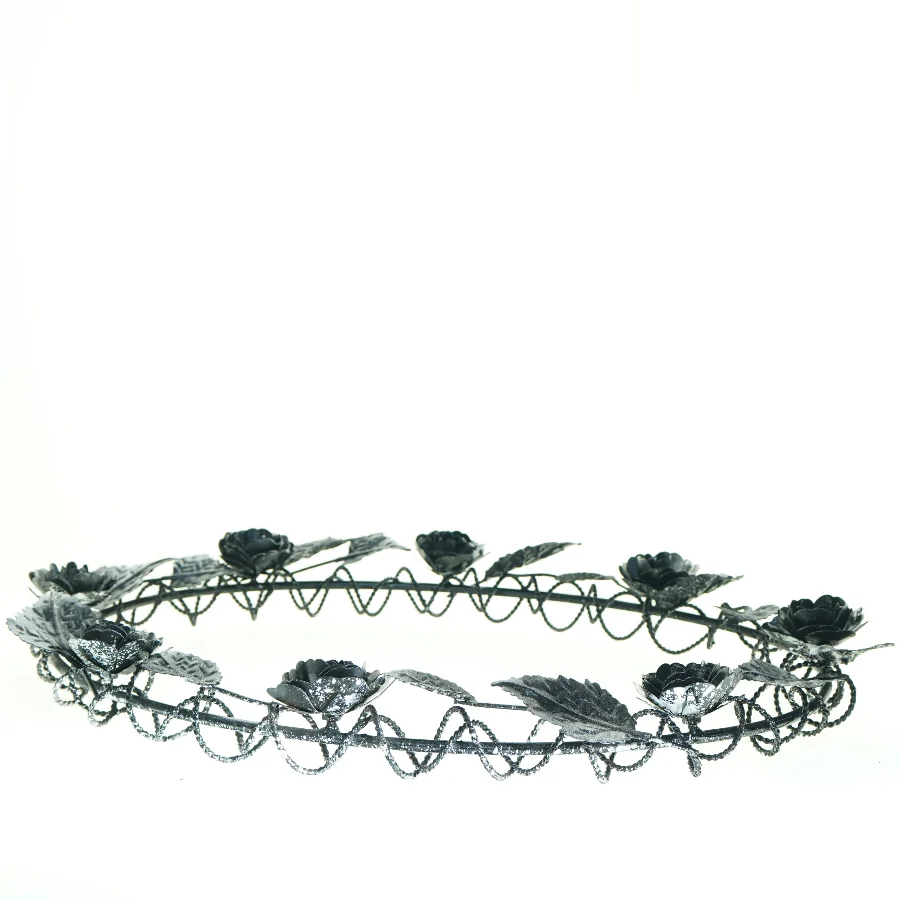 Lysestage Krans med sorte roser (str. 50 x 35 x 6 cm)