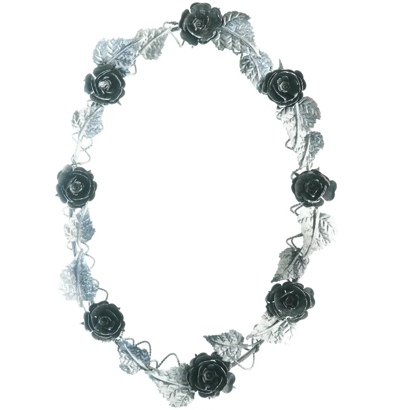 Lysestage Krans med sorte roser (str. 50 x 35 x 6 cm)