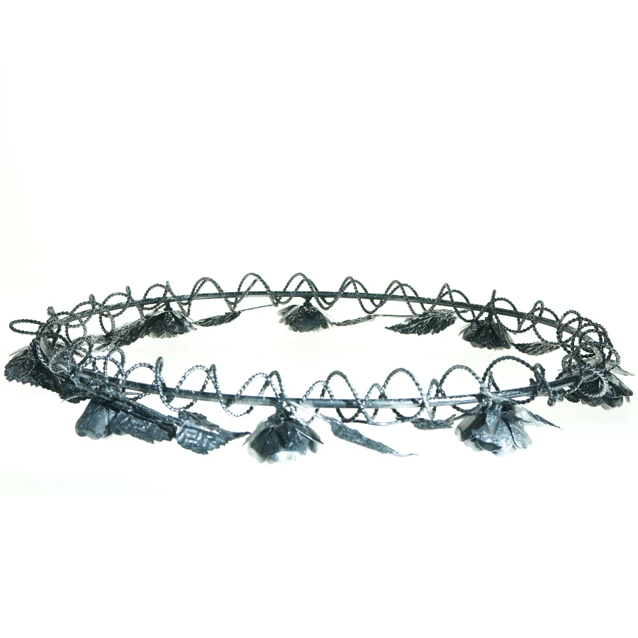 Lysestage Krans med sorte roser (str. 50 x 35 x 6 cm)