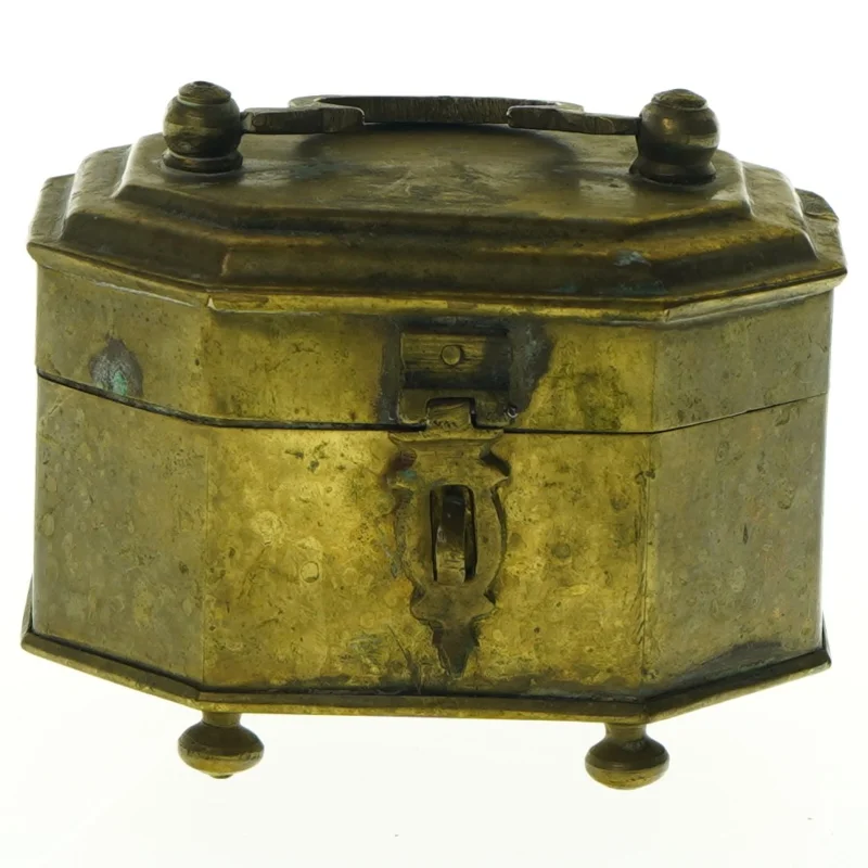 Antik messing teboks (str. 12 x 9 cm)