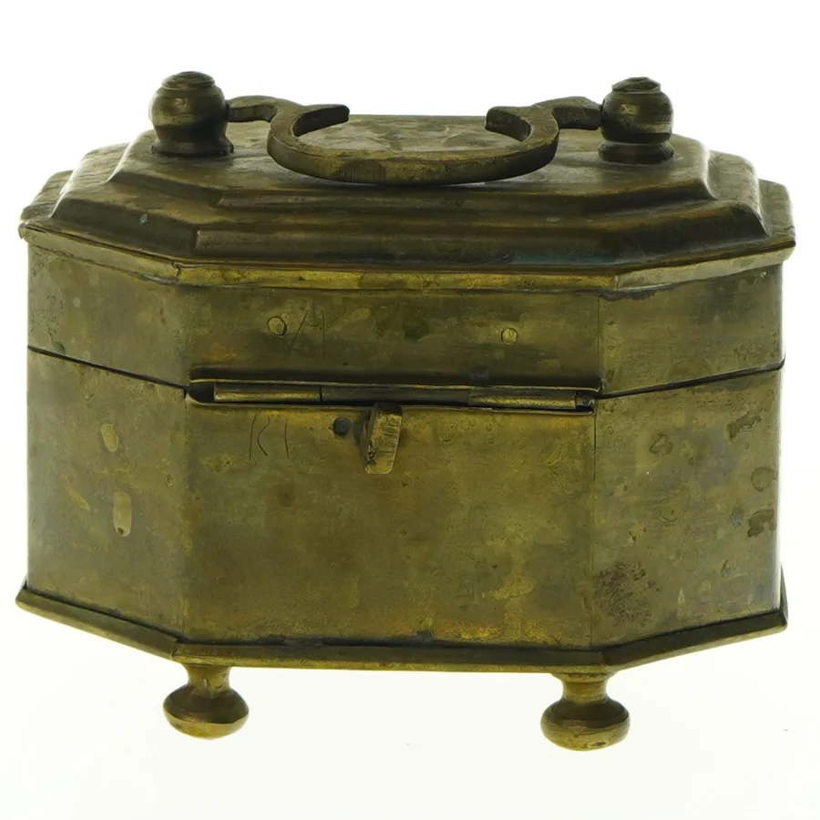 Antik messing teboks (str. 12 x 9 cm)