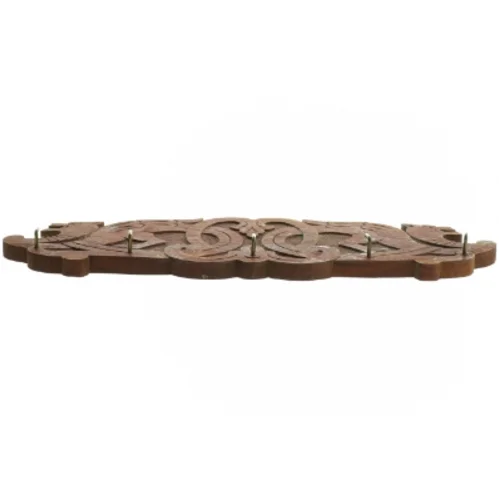 Udsmykket træknagerække (str. 37x12 cm)
