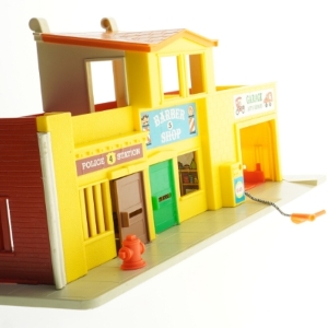 Fisher Price 1970'er butik og garage legetøj (str. 44,5 x 15,5 cm)