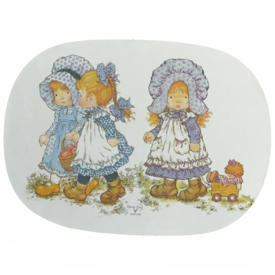 Malet plade med figurer fra Sarah Kay (str. 24x17 cm)