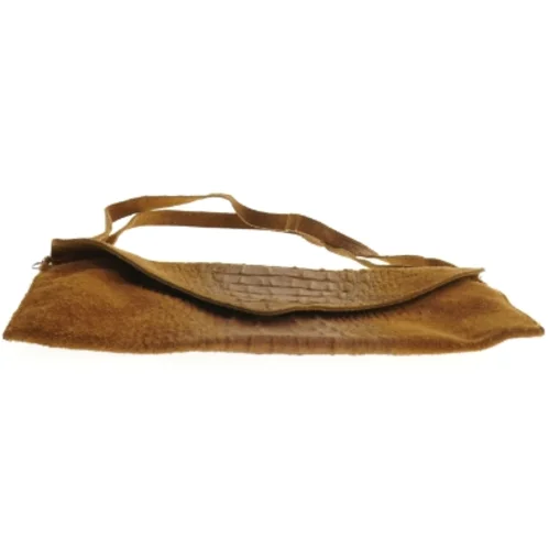 Brun skuldertaske i ruskind med krokodillepræg (str. 30,5 x 16 cm)