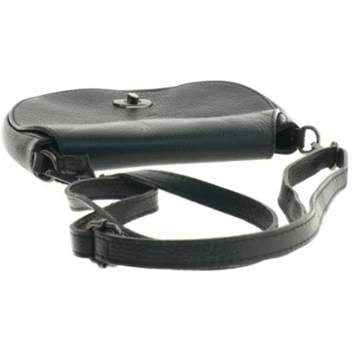 Sort Crossbody skuldertaske I blødt præget læder (str. 22 x 23 cm)