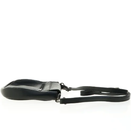 Sort Crossbody skuldertaske I blødt præget læder (str. 22 x 23 cm)