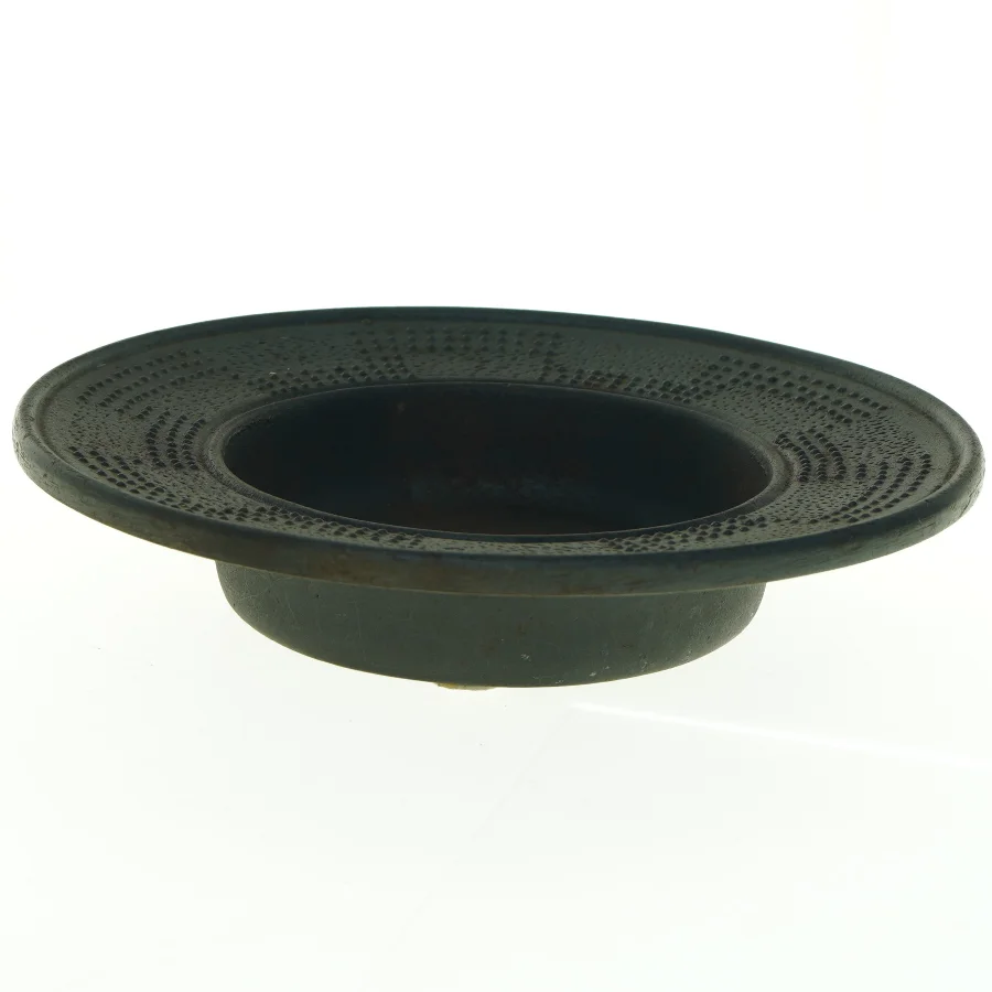 Metal fad med relief kant fra Nyborg Jern (str. Diameter 26 cm)