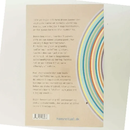 Se barnet indefra : hvordan man arbejder med tilknytning i daginstitutionen af Ida Brandtzæg (Bog)