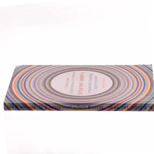 Se barnet indefra : hvordan man arbejder med tilknytning i daginstitutionen af Ida Brandtzæg (Bog)