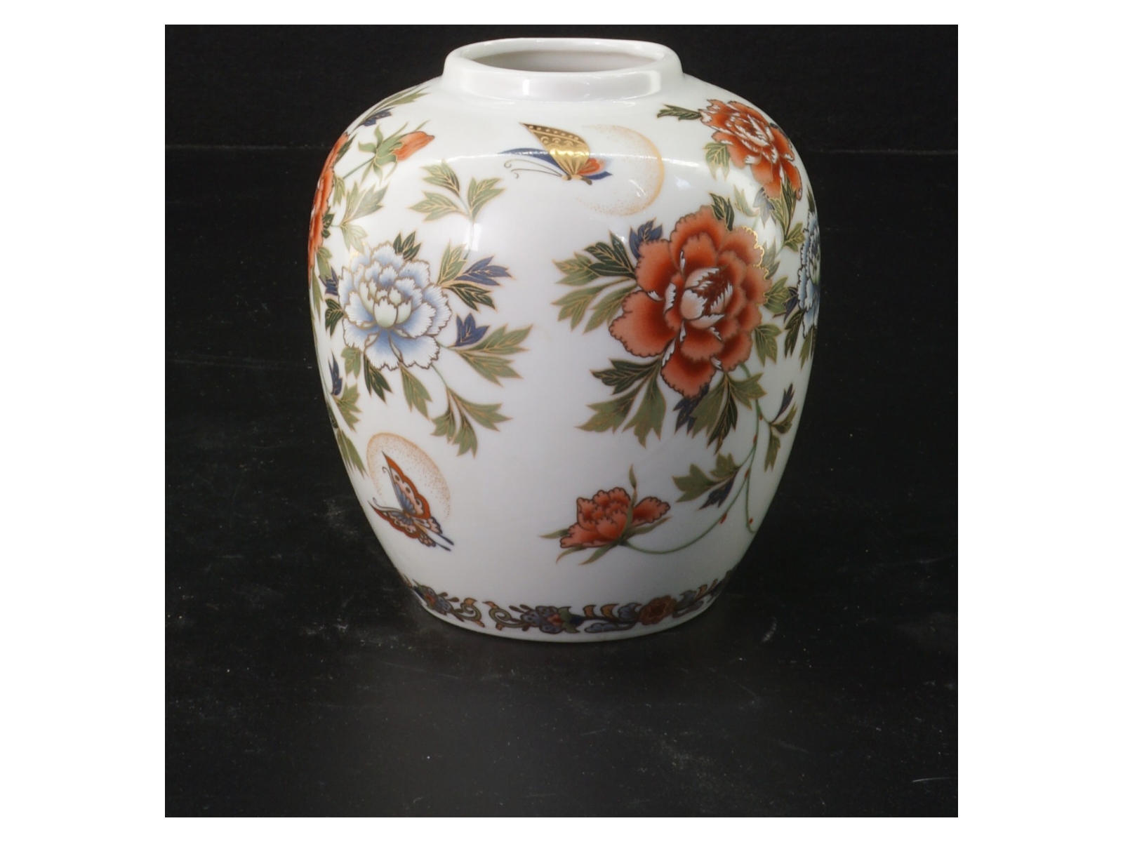 Japansk Porcelæns vase med blomstermotiv (str. 10x9 cm)