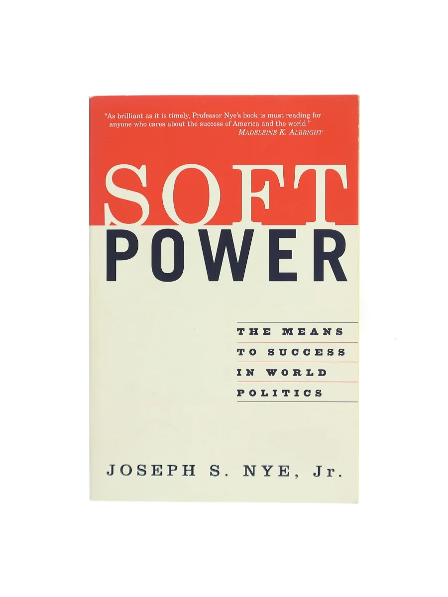 Forsiden af Soft power : the means to success in world politics af Joseph S. Nye
