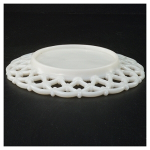 Antikke Hvide Opaline Mælkeglas tallerkener med blonde hulkort 