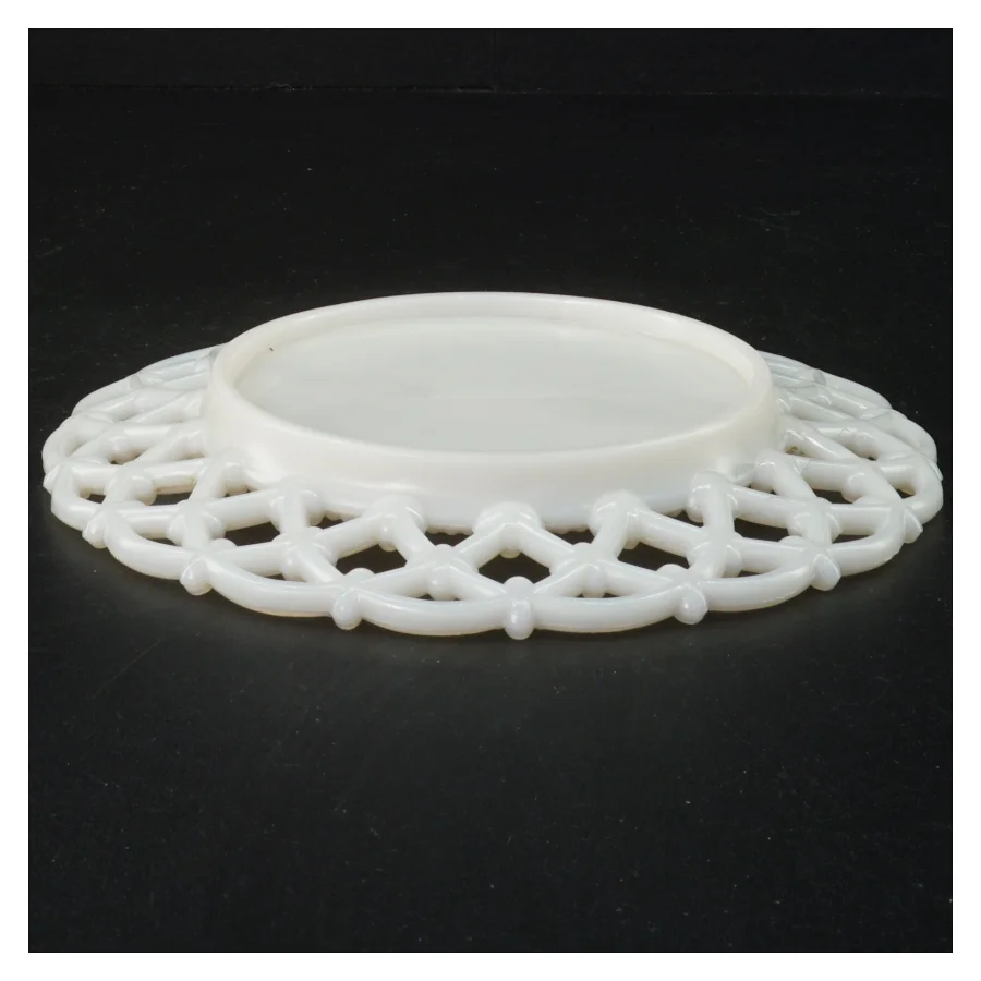 Antikke Hvide Opaline Mælkeglas tallerkener med blonde hulkort 