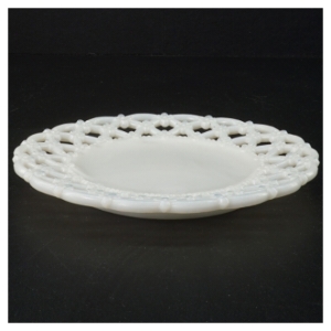 Antikke Hvide Opaline Mælkeglas tallerkener med blonde hulkort 