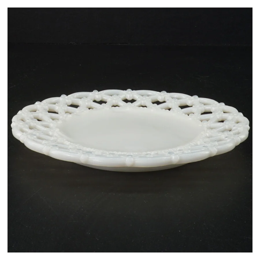 Antikke Hvide Opaline Mælkeglas tallerkener med blonde hulkort 