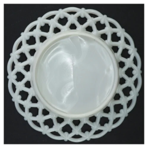 Antikke Hvide Opaline Mælkeglas tallerkener med blonde hulkort 