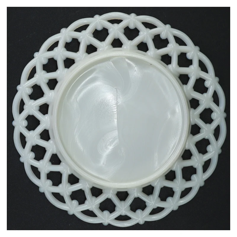 Antikke Hvide Opaline Mælkeglas tallerkener med blonde hulkort 