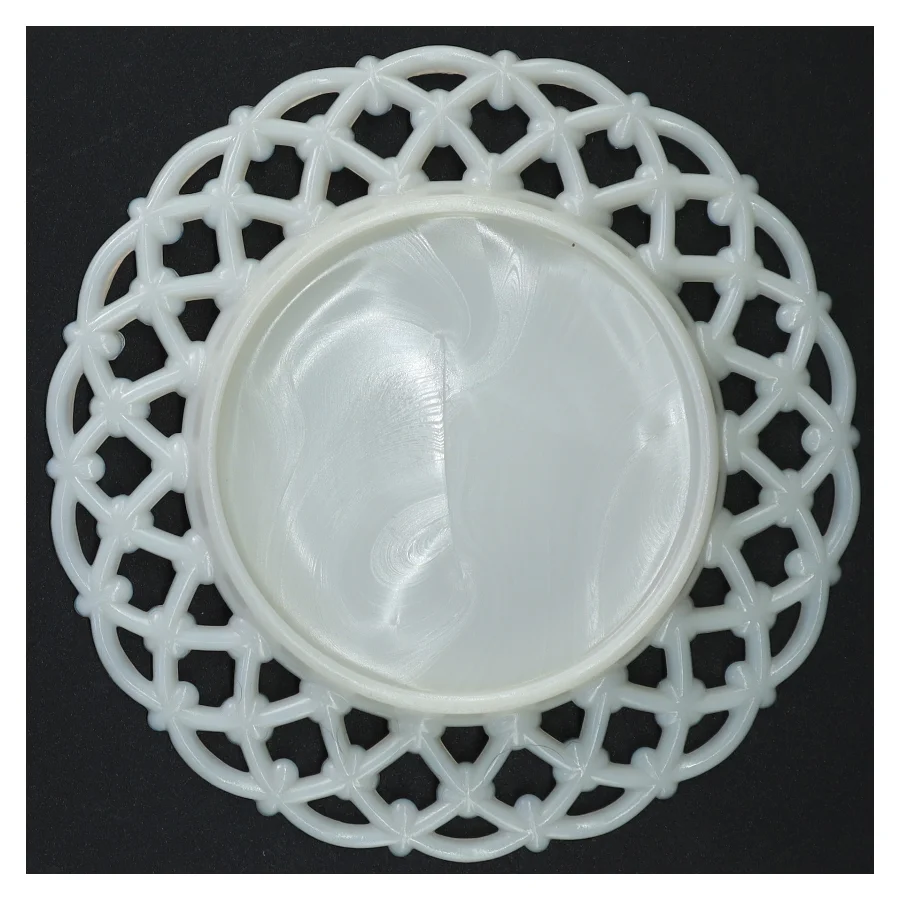 Antikke Hvide Opaline Mælkeglas tallerkener med blonde hulkort 