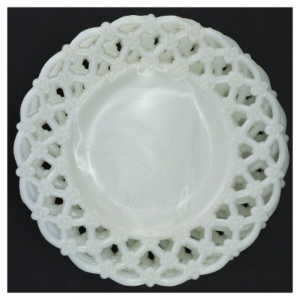 Antikke Hvide Opaline Mælkeglas tallerkener med blonde hulkort 