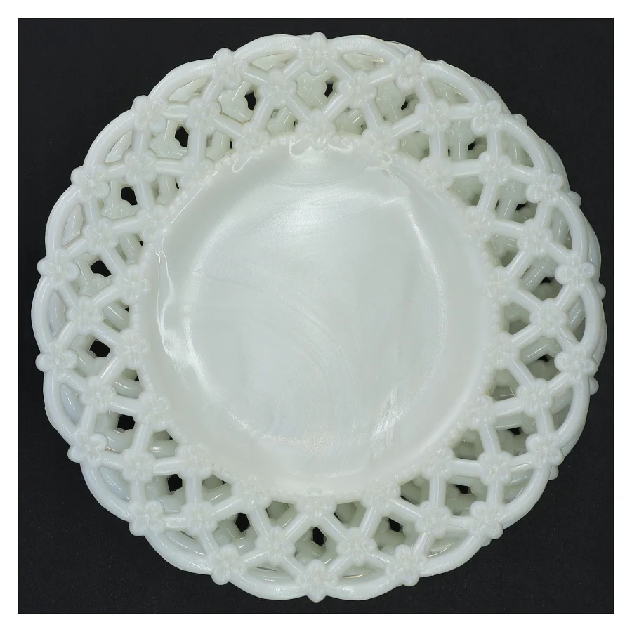 Antikke Hvide Opaline Mælkeglas tallerkener med blonde hulkort 