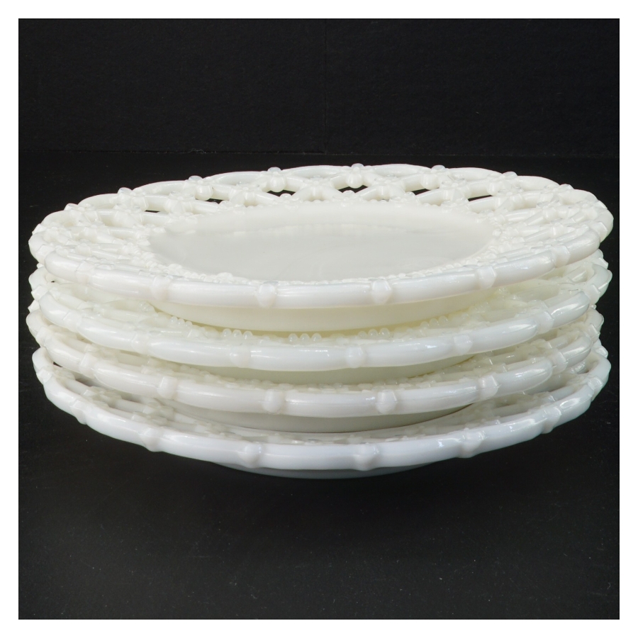 Antikke Hvide Opaline Mælkeglas tallerkener med blonde hulkort 